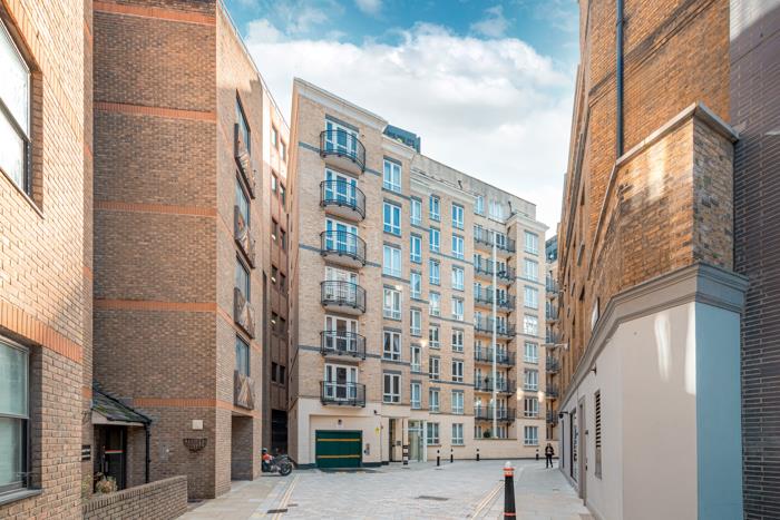 1 bed property in Bartholomew Close, London